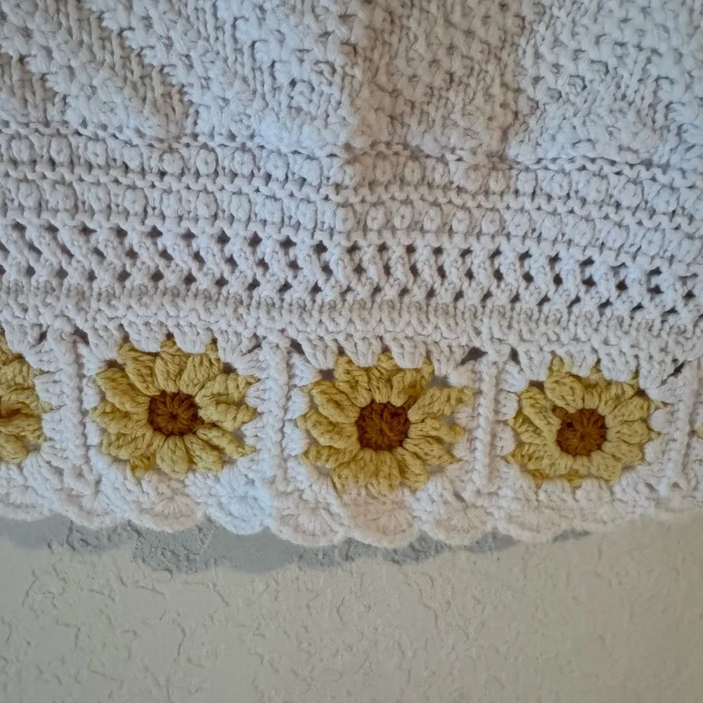 Hollister White Crochet Crop Top with Sunflower Accents - Picture 2 of 4